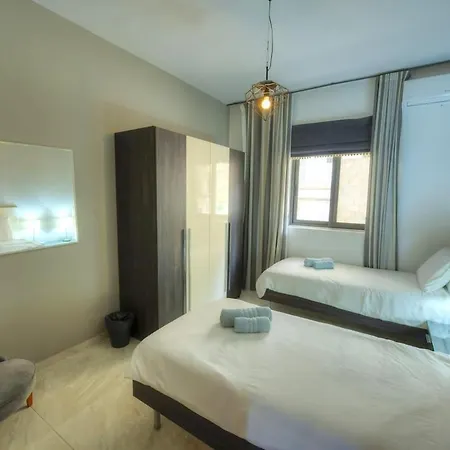 Luxury & Spacious 3 Bedroom Seafront, Balcony Yhai Apartmán *