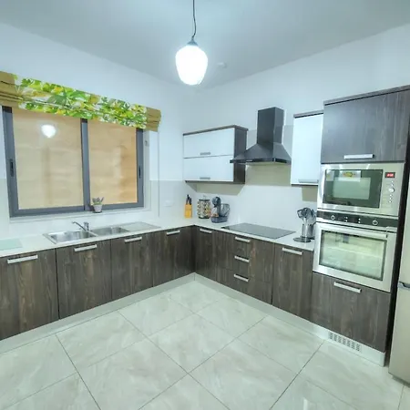 Apartmán Luxury & Spacious 3 Bedroom Seafront, Balcony Yhai *