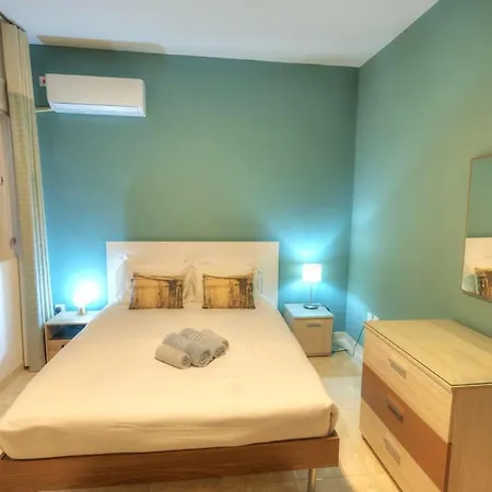 Luxury & Spacious 3 Bedroom Seafront, Balcony Yhai Sliema