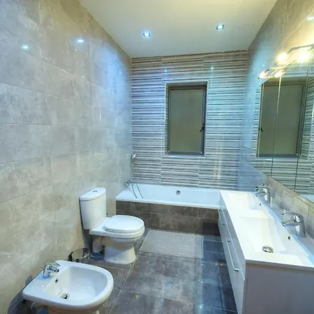 Luxury & Spacious 3 Bedroom Seafront, Balcony Yhai * Sliema