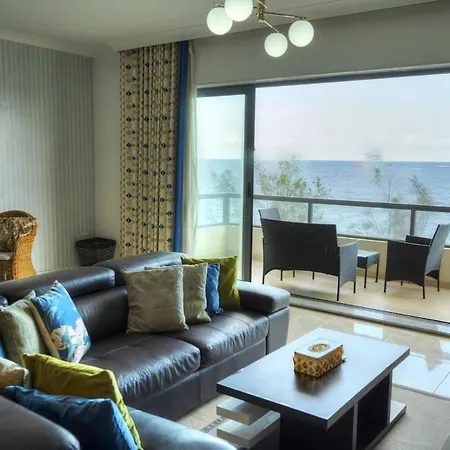 Apartmán Luxury & Spacious 3 Bedroom Seafront, Balcony Yhai