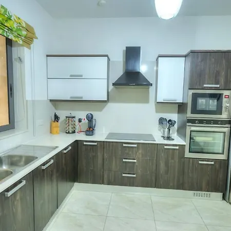 Apartmán Luxury & Spacious 3 Bedroom Seafront, Balcony Yhai Sliema