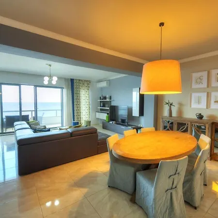 Luxury & Spacious 3 Bedroom Seafront, Balcony Yhai
