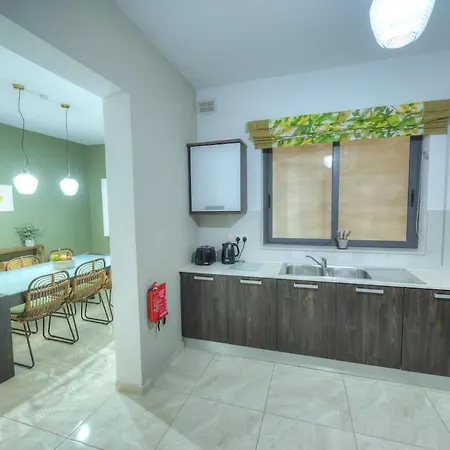 Apartmán Luxury & Spacious 3 Bedroom Seafront, Balcony Yhai *