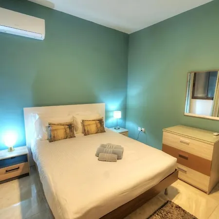 Luxury & Spacious 3 Bedroom Seafront, Balcony Yhai *