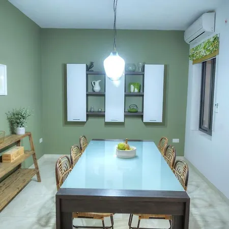 Luxury & Spacious 3 Bedroom Seafront, Balcony Yhai Sliema