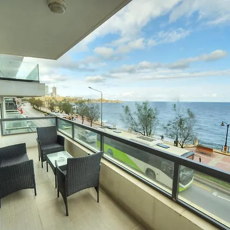 Luxury & Spacious 3 Bedroom Seafront, Balcony Yhai