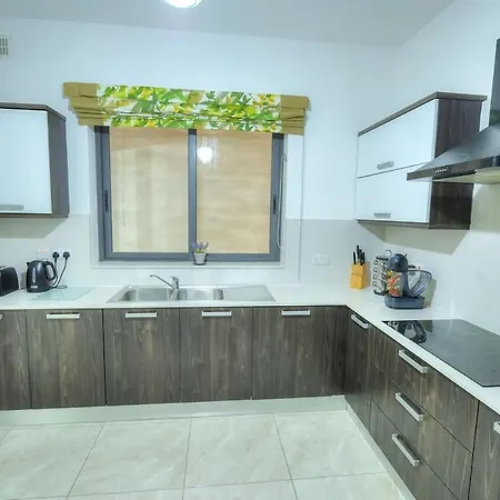 Luxury & Spacious 3 Bedroom Seafront, Balcony Yhai Apartmán *
