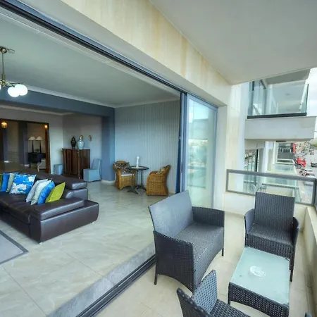 Luxury & Spacious 3 Bedroom Seafront, Balcony Yhai