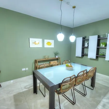 Apartmán Luxury & Spacious 3 Bedroom Seafront, Balcony Yhai *