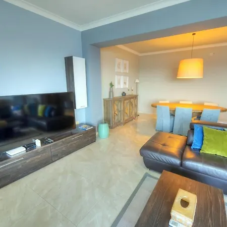 Luxury & Spacious 3 Bedroom Seafront, Balcony Yhai Apartmán